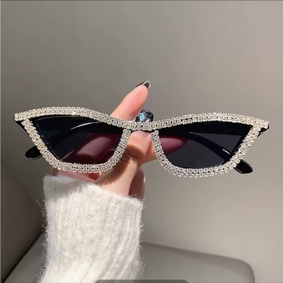 Crystal-Embellished Black Cat-Eye Sunglasses
0350 - Picture 2 of 3